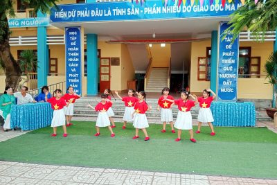 TỔ CHỨC LỄ CHÀO CỜ ĐẦU TUẦN GẮN VỚI SINH HOẠT DƯỚI CỜ THEO CHỦ ĐIỂM VÀ TRAO TẶNG NÓN BẢO HIỂM CHO HỌC SINH LỚP 1 TỔ CHỨC LỄ CHÀO CỜ ĐẦU TUẦN GẮN VỚI SINH HOẠT DƯỚI CỜ THEO CHỦ ĐIỂM VÀ TRAO TẶNG NÓN BẢO HIỂM CHO HỌC SINH LỚP 1