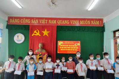 Lễ trao quà từ Quỹ “Ấm áp mùa xuân” và Quỹ “Nuôi heo đất gửi yêu thương”. Lễ trao quà từ Quỹ “Ấm áp mùa xuân” và Quỹ “Nuôi heo đất gửi yêu thương”.